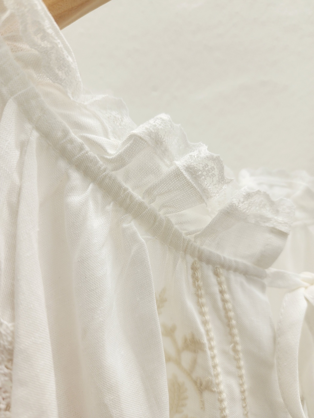 [MARIGOLD] Art Cream Embroidery Blouse 6