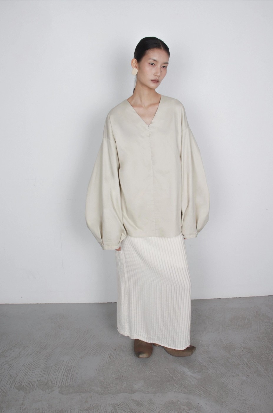 [TEXTURE] Tun V-Neck Balloon Blouse 6