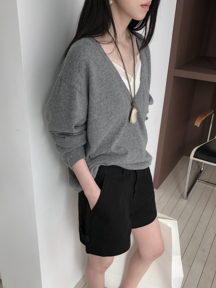 [LE BUTTER] Deep V-Neck Knit 6