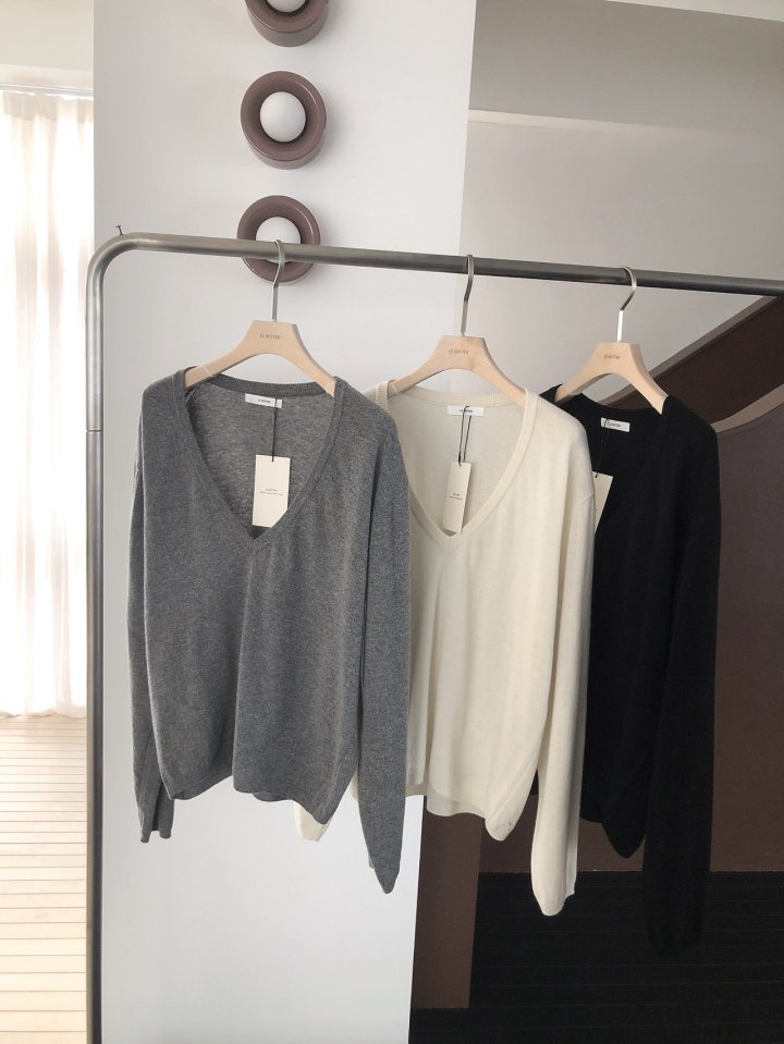 [LE BUTTER] Deep V-Neck Knit 9