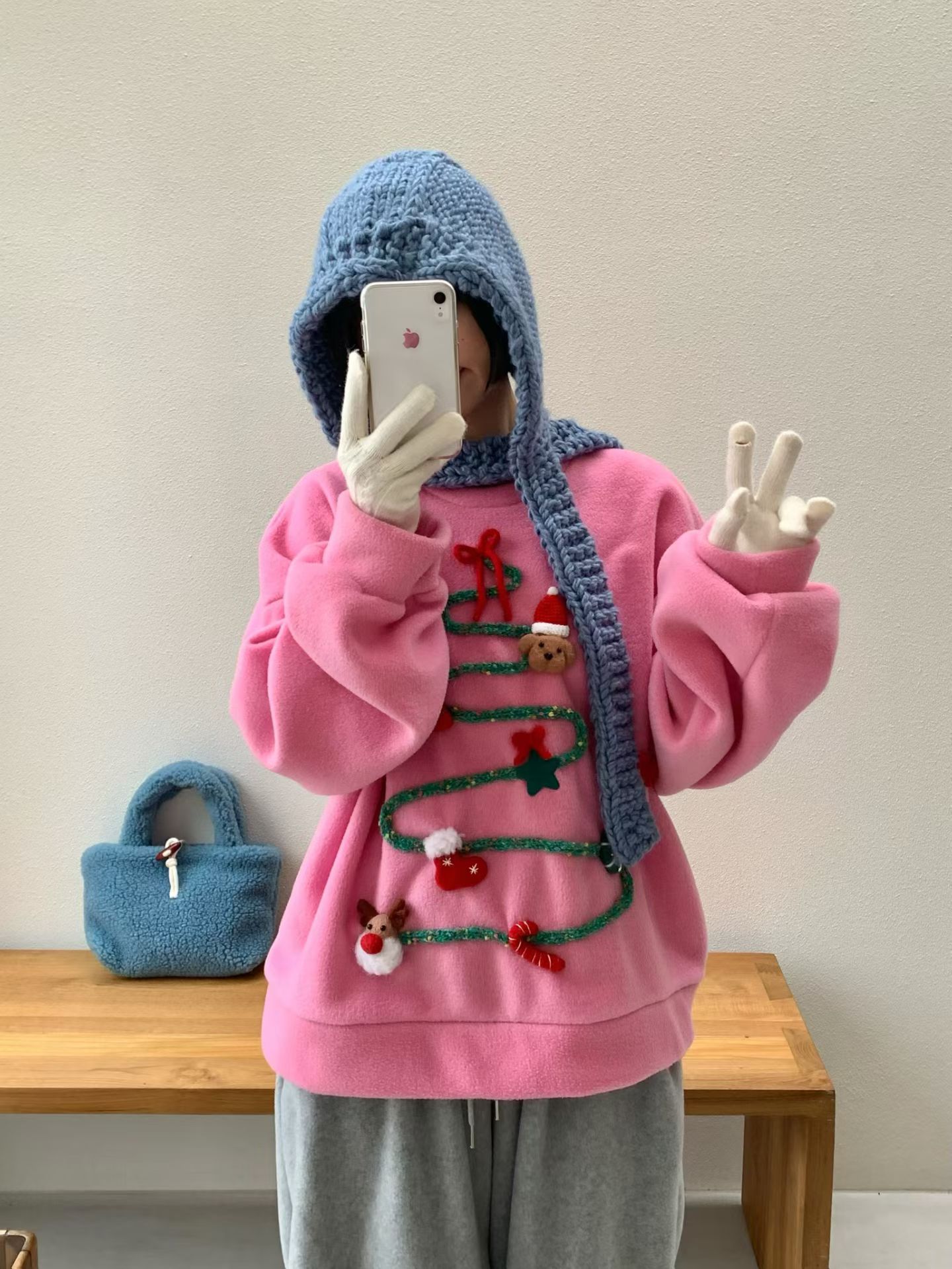 [VENTI] Christmas Box Sweatshirt 2