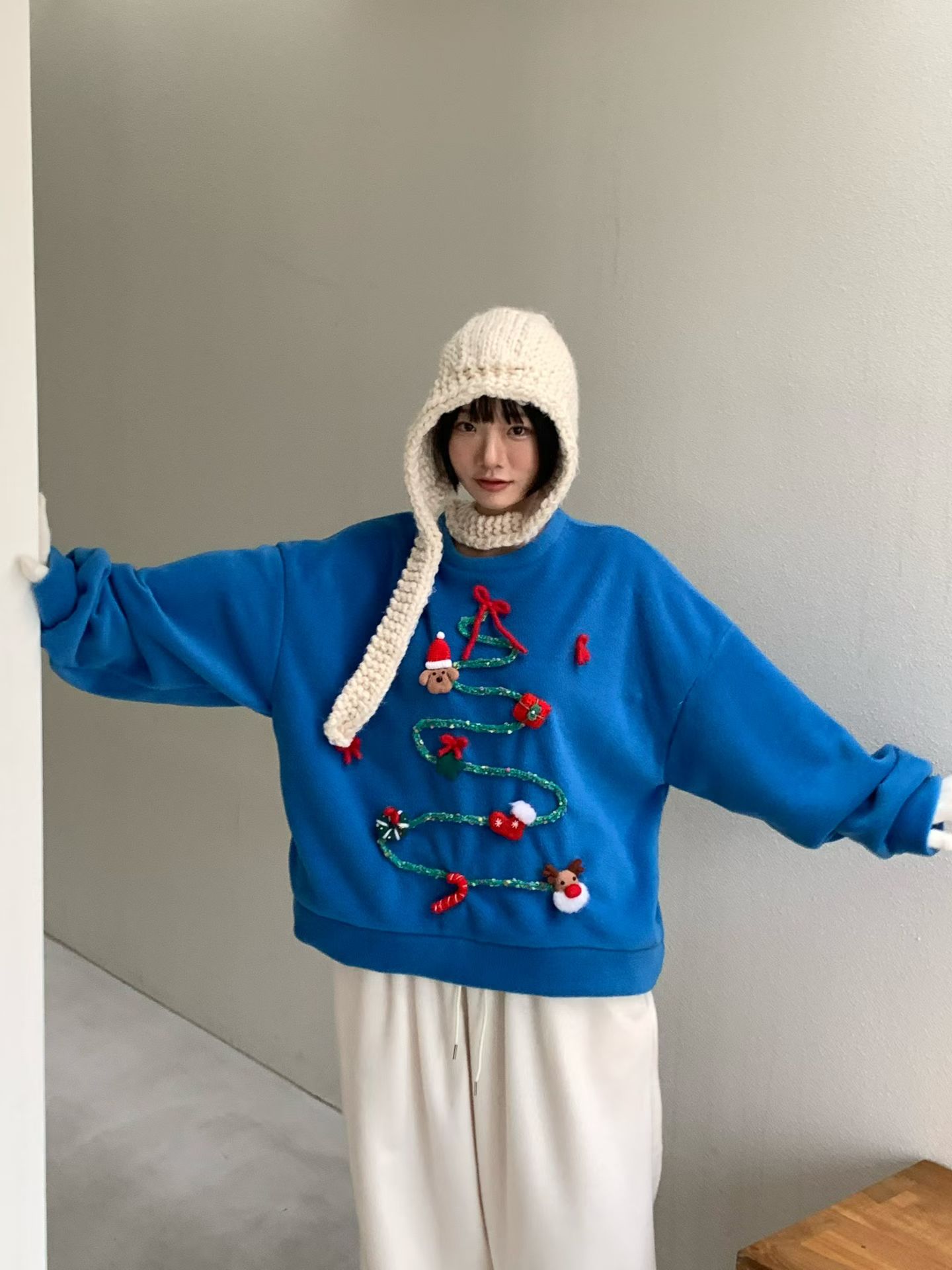 [VENTI] Christmas Box Sweatshirt 7