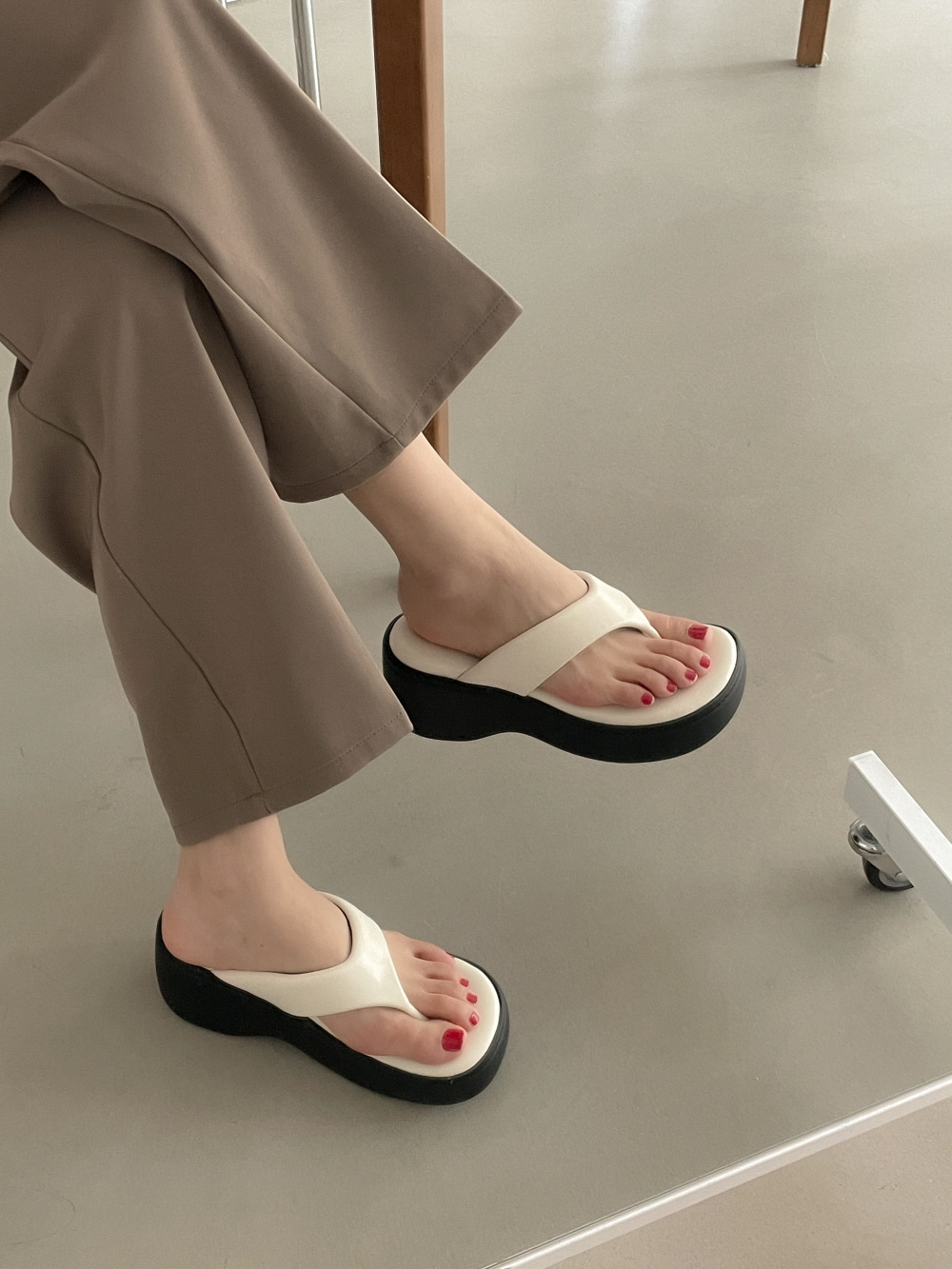 [CADEAU] CA9063 Platform Slippers 7
