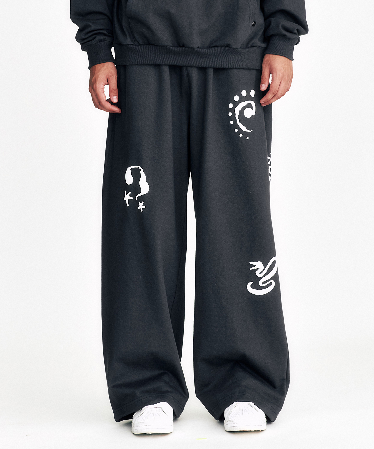 [SSERPE] SYMBOL EMBOSSED SWEAT PANTS 4