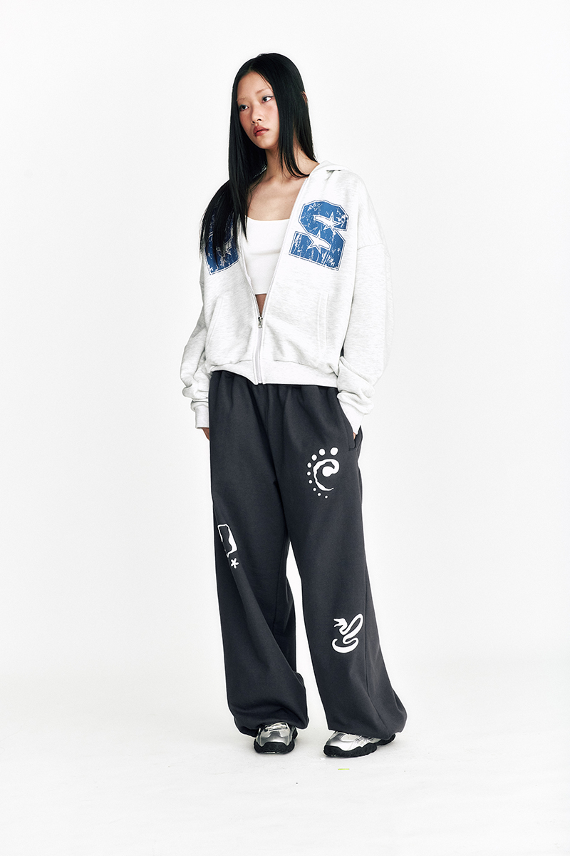 [SSERPE] SYMBOL EMBOSSED SWEAT PANTS 2