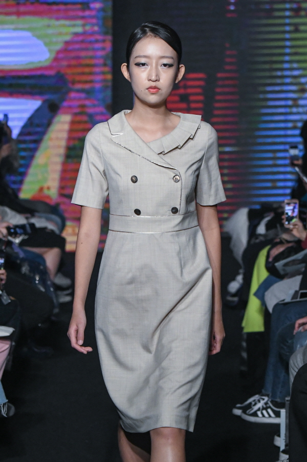 [FREAKS BY KIMTAEHOON] Asymmetrical Structural Neckline 100% Summer Wool Summer Suit Dress_Sand Beige 7